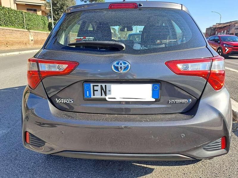 Usata Toyota Yaris Hybrid Active 73 CV (53 kW) 2018 Grigio Berlina