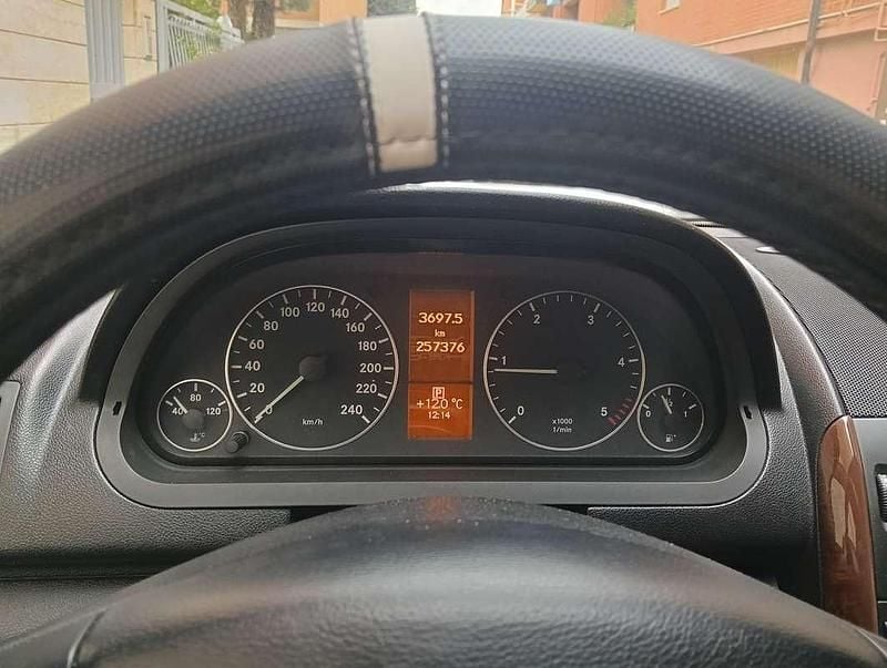 Usata Mercedes 180 Elegance 109 CV (80 kW) 2008 Marrone Berlina