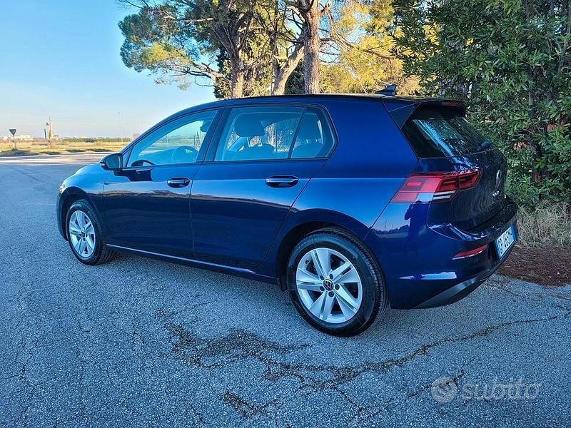 Usata VW Golf VIII Life 131 CV (96 kW) 2023 Blu Berlina