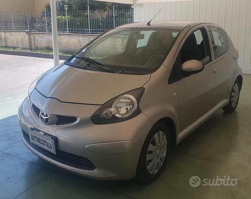 Usata Toyota Aygo Sol 67 CV (49 kW) 2008 Marrone Utilitaria