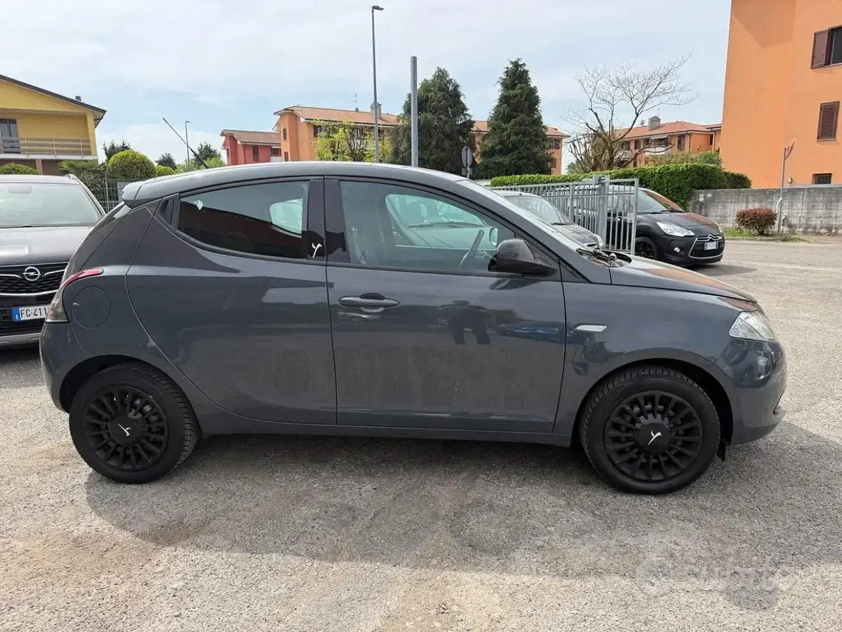 Usata Lancia Ypsilon 69 CV (50 kW) 2014 Grigio Utilitaria
