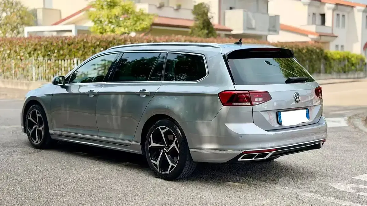 Usata VW Passat R-line 122 CV (89 kW) 2022 Grigio Station wagon