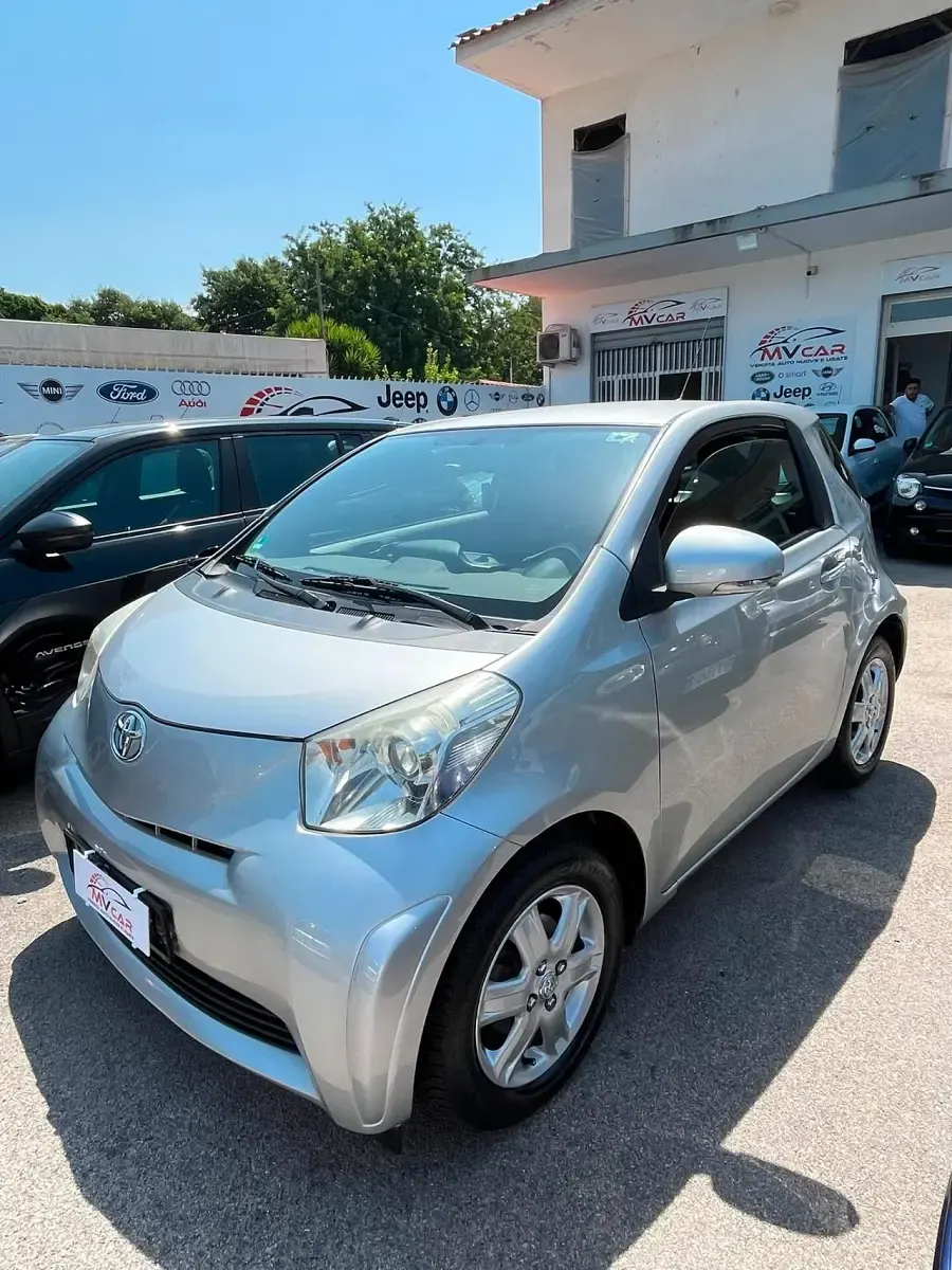 Usata Toyota iQ Sol 68 CV (50 kW) 2010 Argento Utilitaria