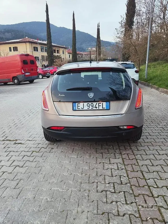 Usata Lancia Delta 120 CV (88 kW) 2011 Utilitaria