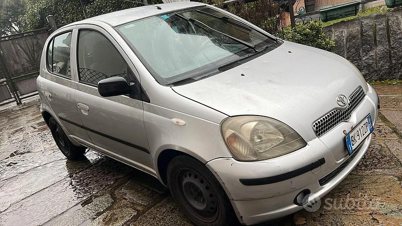 Usata Toyota Yaris 68 CV (50 kW) 2000 Grigio Utilitaria