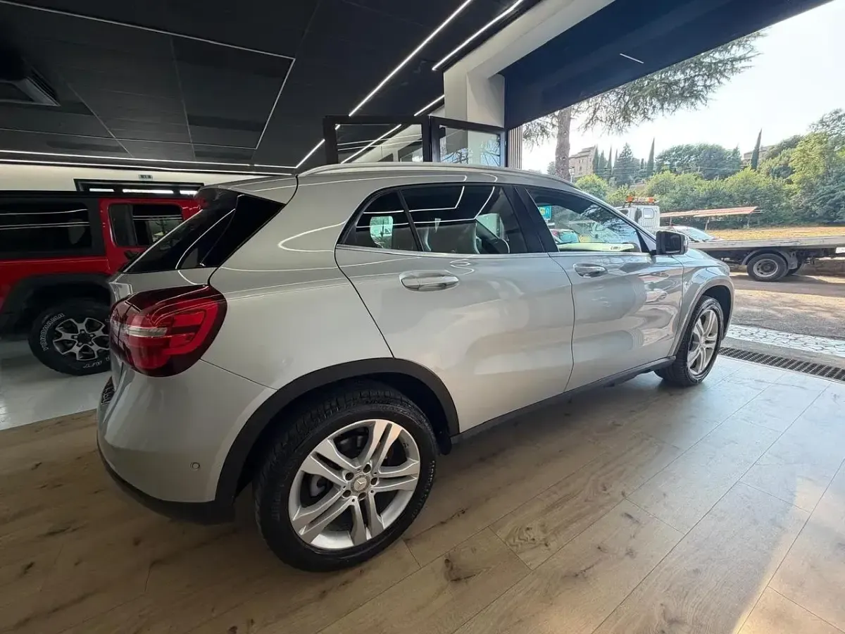 Usata Mercedes GLA200 Premium 136 CV (100 kW) 2017 Argento SUV