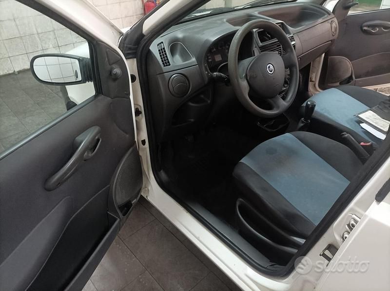 Usata Fiat Punto 75 CV (55 kW) 2006 Utilitaria