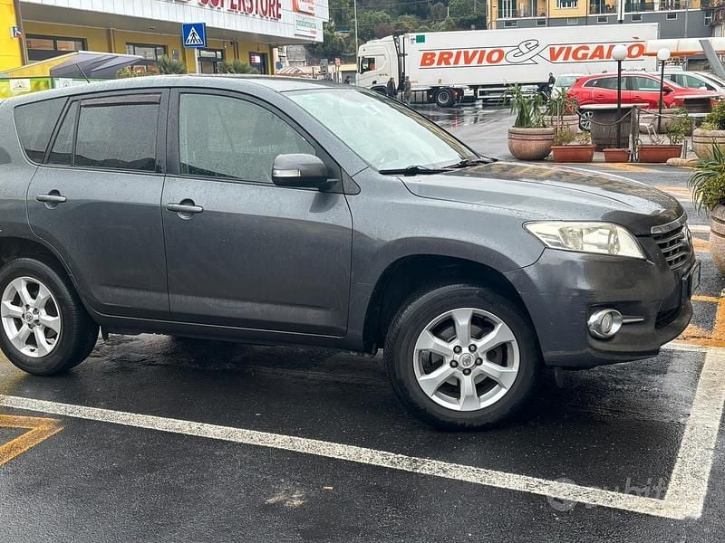 Grigio Usata 2010 Toyota RAV4 SUV | 7000 € (Ottimo prezzo) - Immagine 1/1