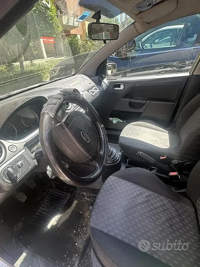 Usata Ford Fiesta Zetec 75 CV (55 kW) 2004 Grigio Utilitaria