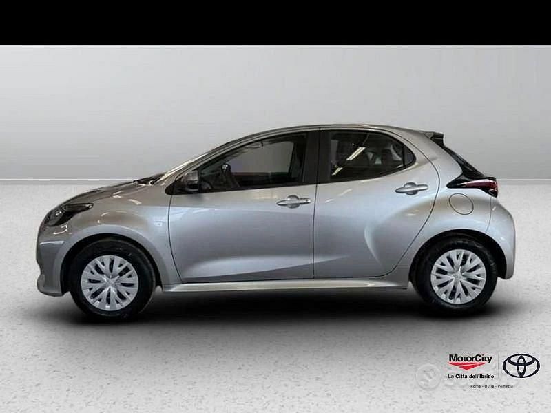 Usata Toyota Yaris Hybrid Active 92 CV (67 kW) 2025 Grigio Berlina
