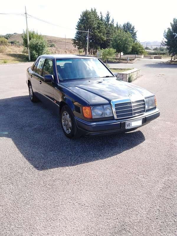 Usata Mercedes E250 126 CV (92 kW) 1992 Nero Berlina