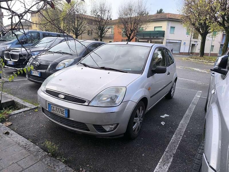 Usata 2003 Ford Fiesta Ghia Tre volumi | 1800 € (Buon prezzo) - Immagine 1/4