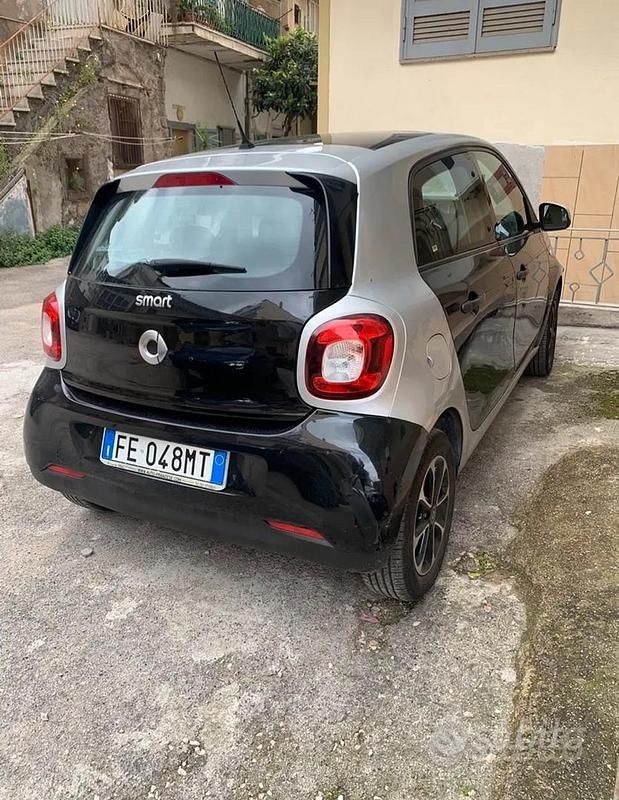 Usata Smart ForFour 71 CV (52 kW) 2016 Nero Utilitaria