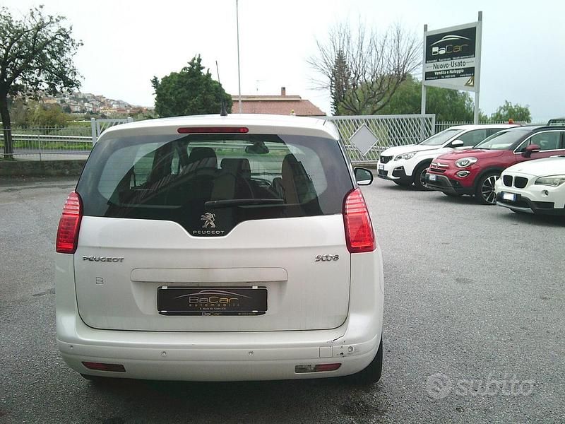 Usata Peugeot 5008 Business-Line 112 CV (82 kW) 2011 Bianco Monovolume
