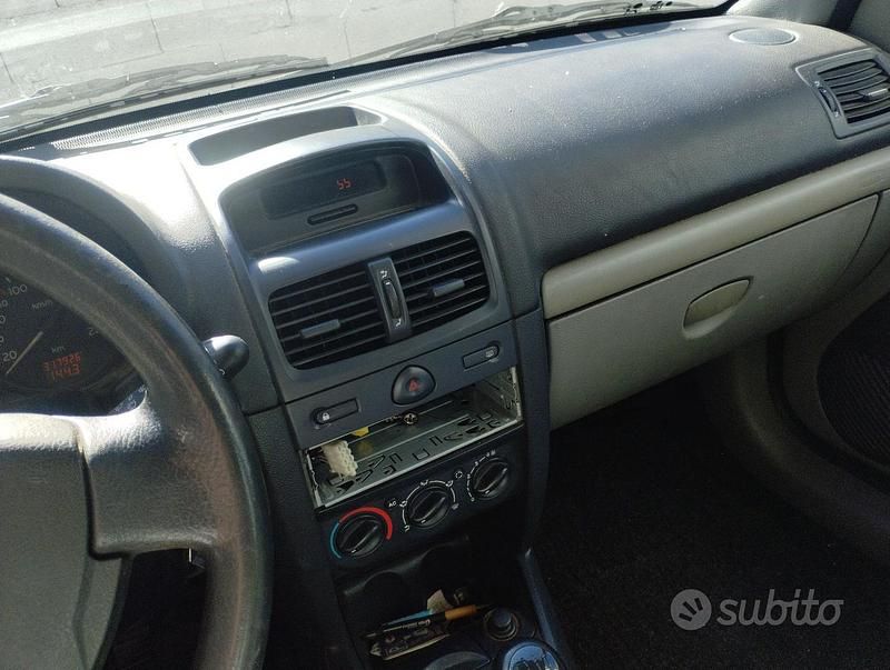 Usata Renault Clio II 65 CV (47 kW) 2001 Grigio Berlina