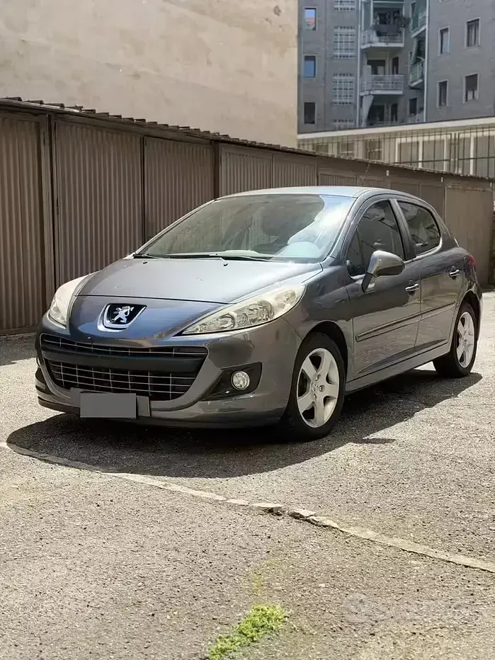 Gebraucht Peugeot 207 Active 92 PS (67 kW) 2011 Grau Limousine