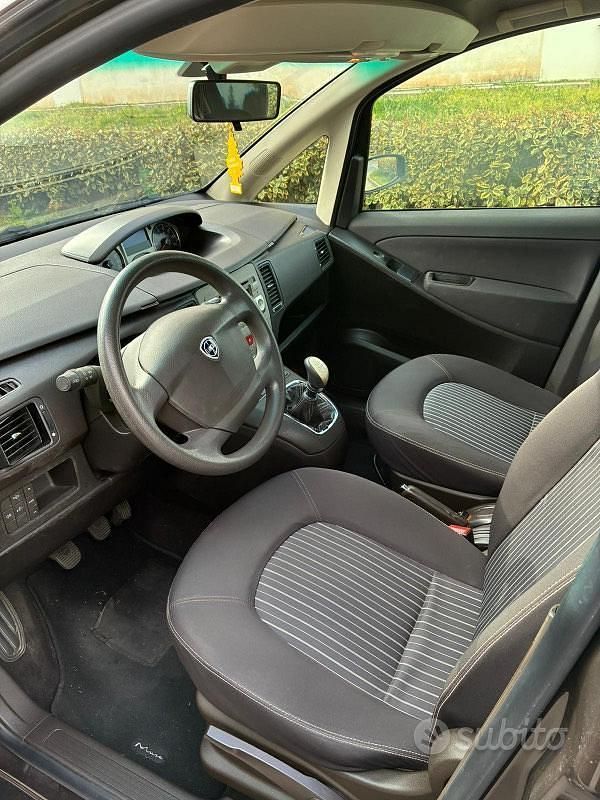 Usata Lancia Musa 95 CV (69 kW) 2008 Marrone Monovolume