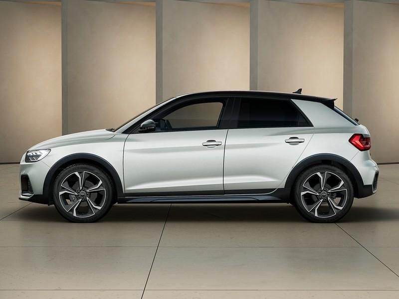 Nuova Audi A1 Comfort 150 CV (110 kW) 2026 Bianco ghiacciaio metallizzato nero mito Berlina