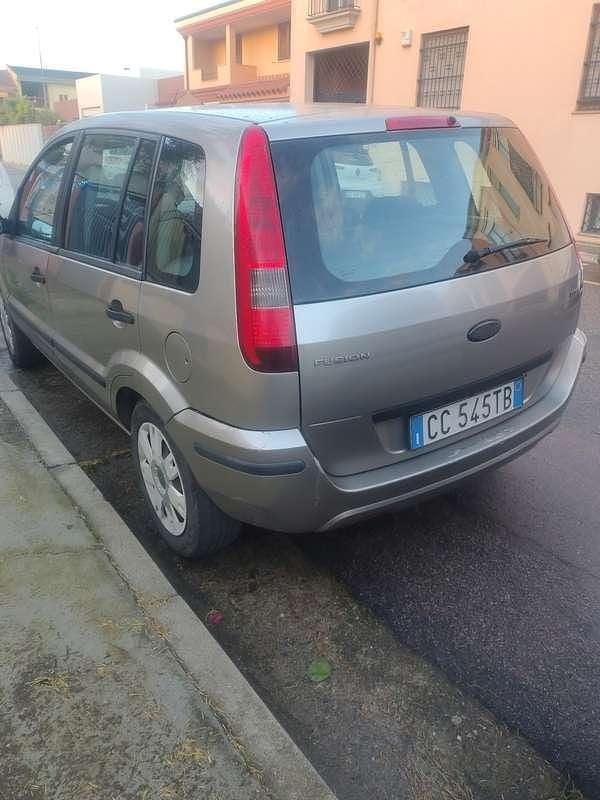 Usata Ford Fusion 68 CV (50 kW) 2003 Argento Monovolume