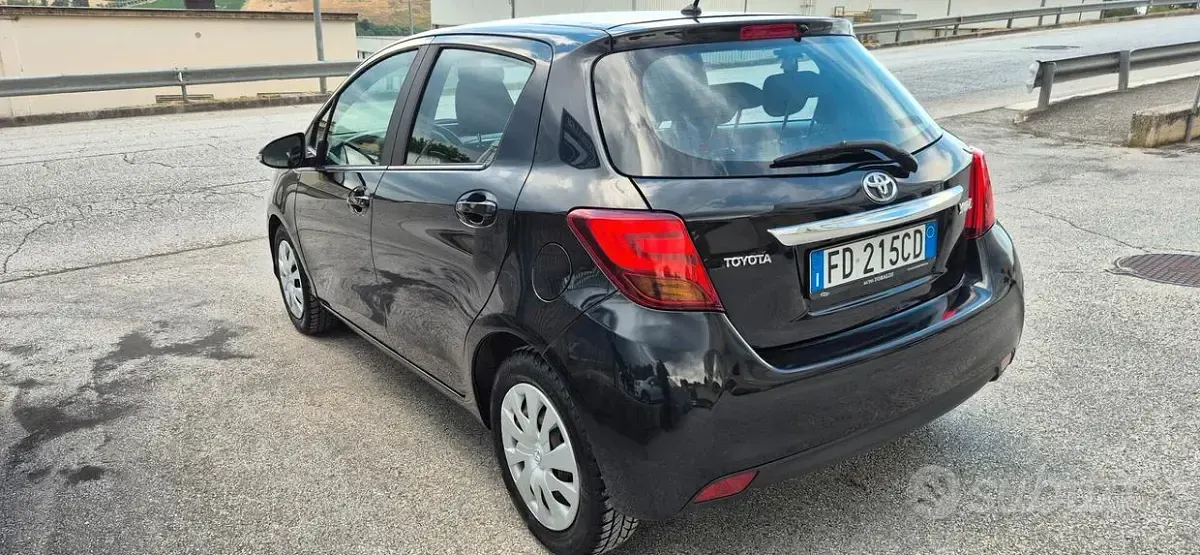 Usata Toyota Yaris 69 CV (50 kW) 2016 Grigio Berlina