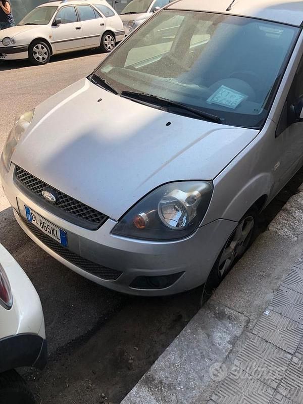 Usata Ford Fiesta 68 CV (50 kW) 2007 Grigio Utilitaria