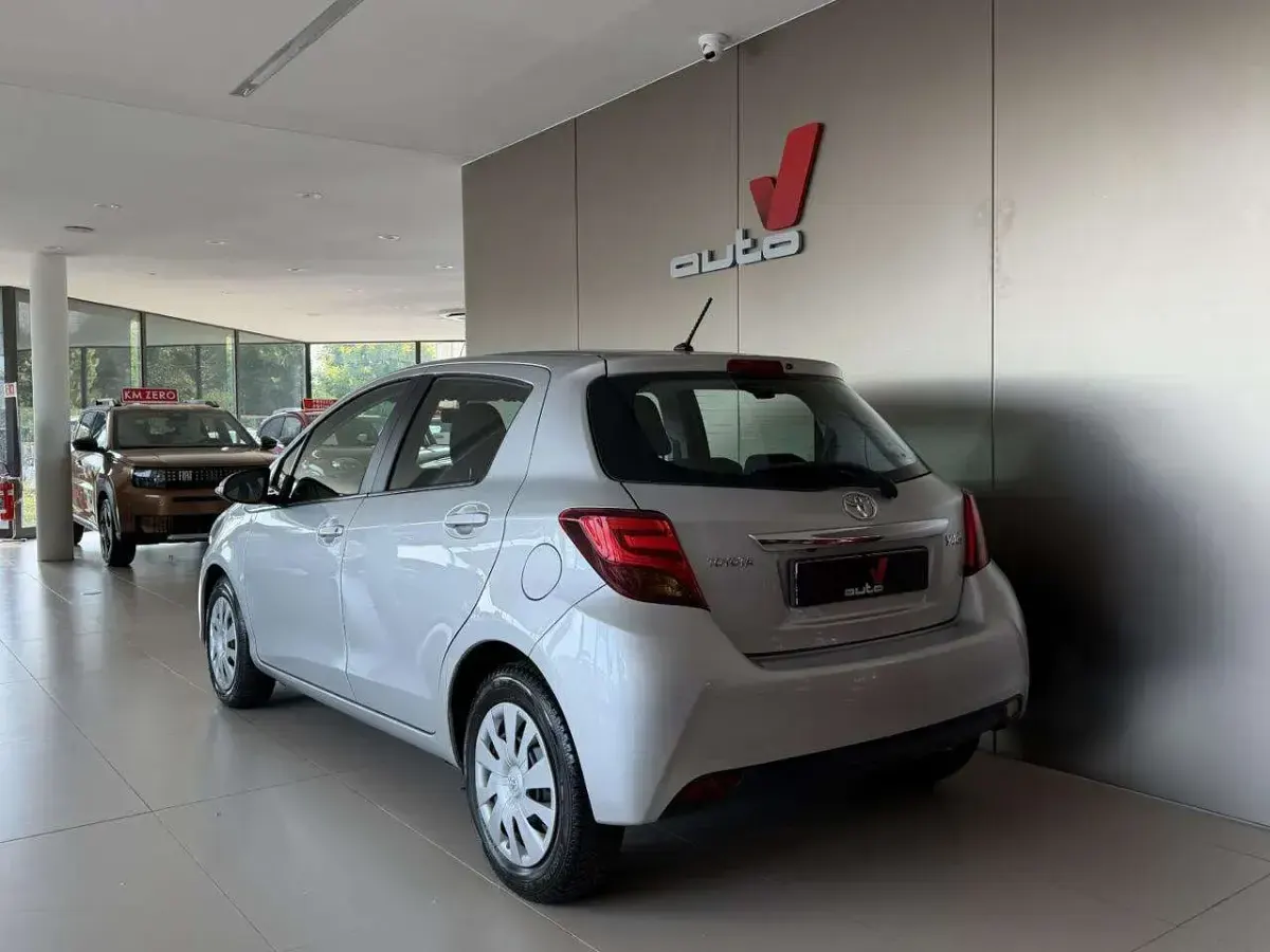 Usata Toyota Yaris Active 69 CV (50 kW) 2015 Argento Utilitaria