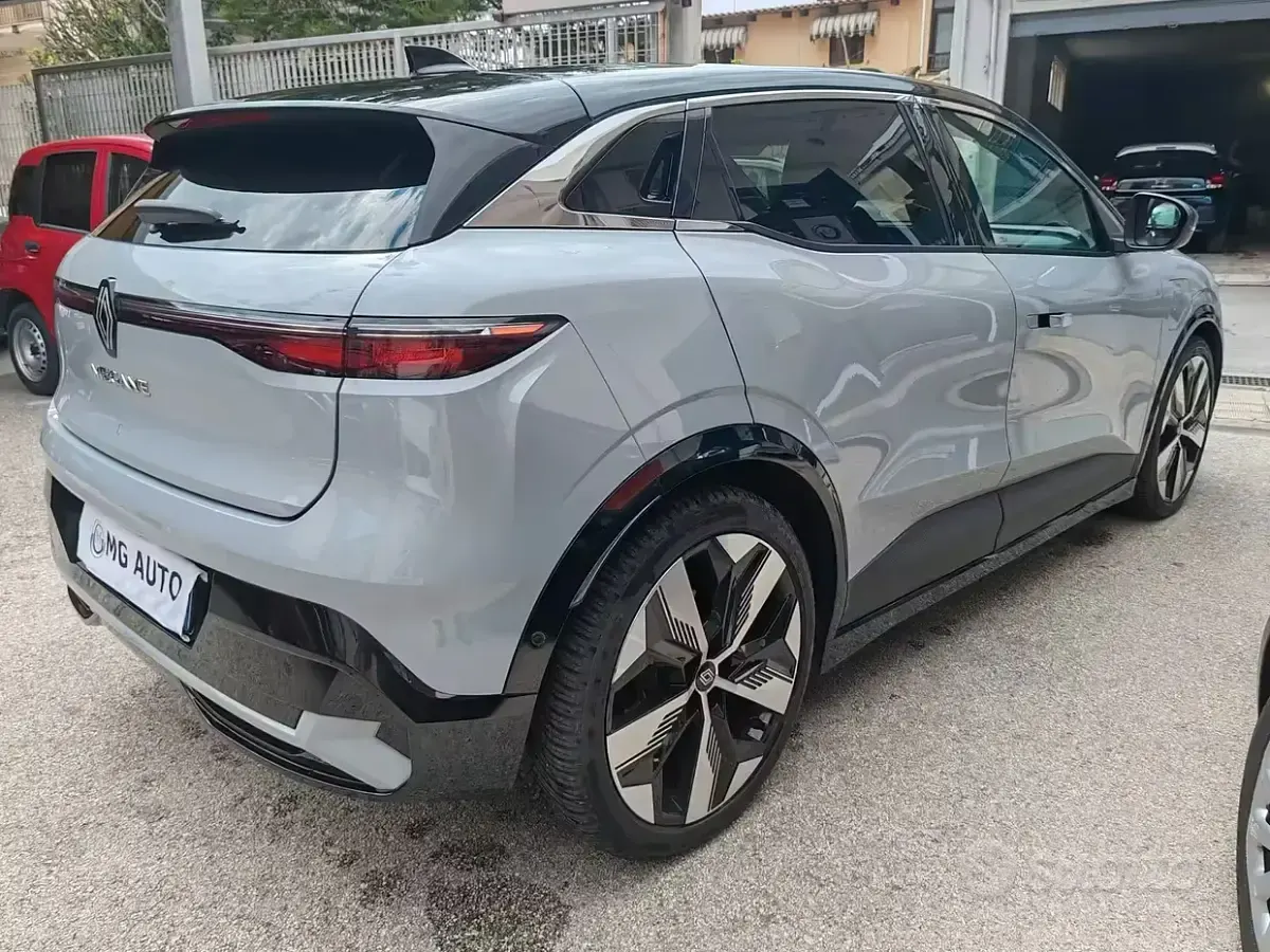 Usata Renault Mégane 55 kW (75 CV) 2023 Grigio Berlina