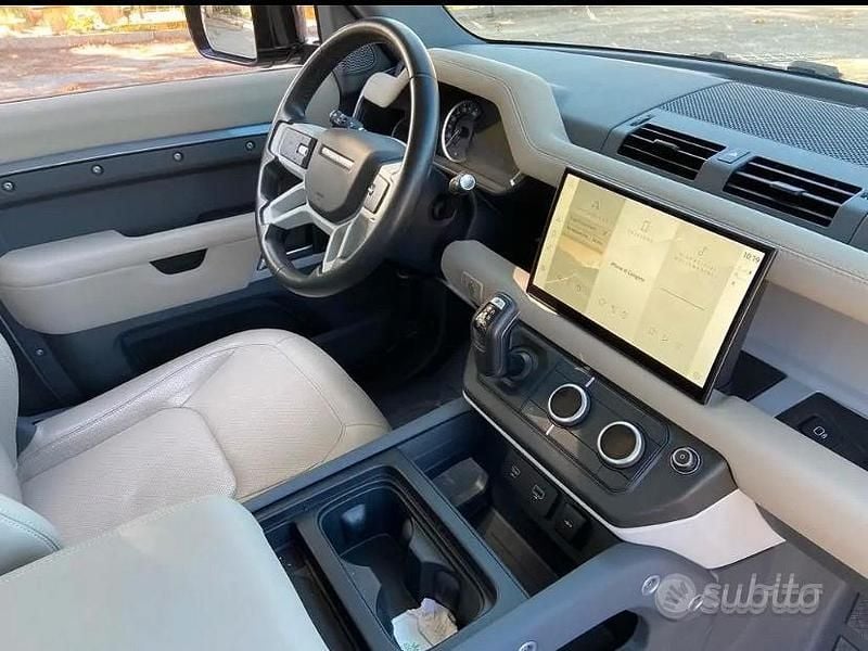 Usata Land Rover Defender SE 200 CV (147 kW) 2022 Grigio SUV