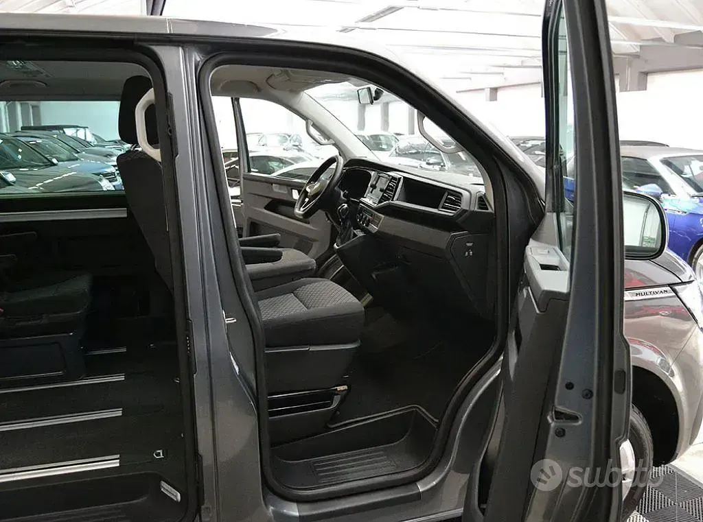 Usata VW Multivan Trendline 150 CV (110 kW) 2020 Grigio Monovolume
