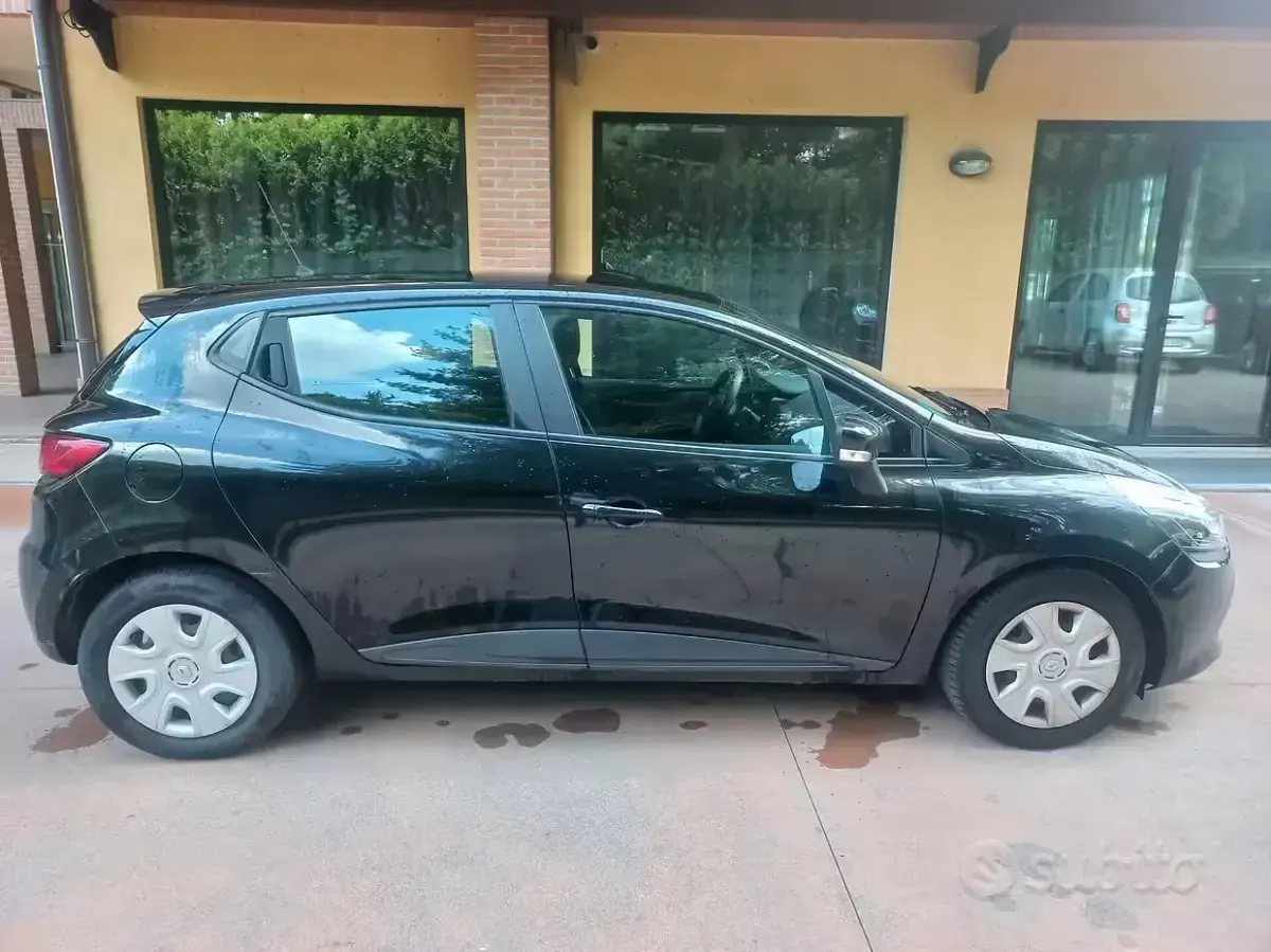 Second-hand Renault Clio IV 73 CP (53 kW) 2013 Negru Berlinǎ