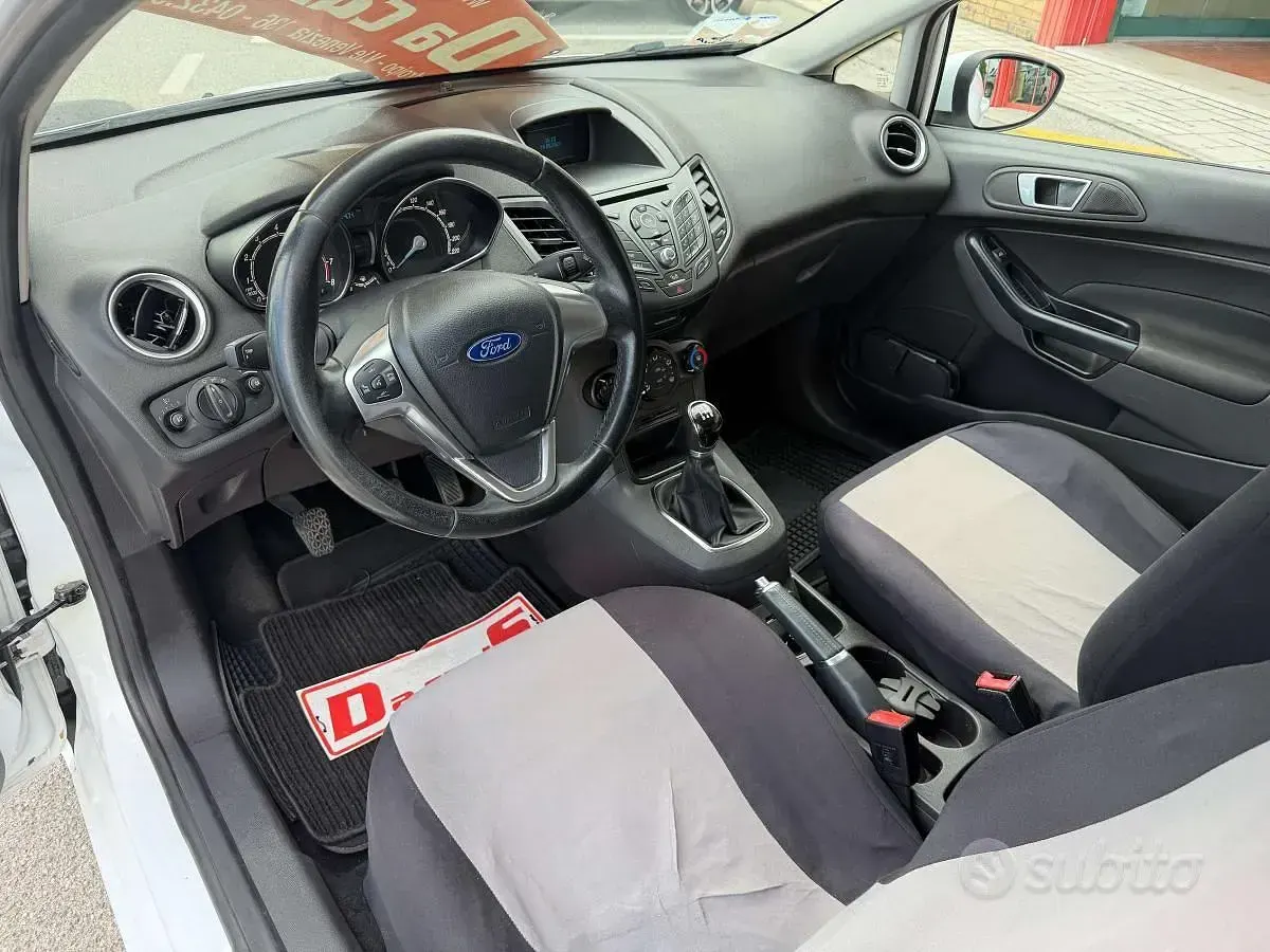Usata Ford Fiesta 80 CV (58 kW) 2015 Bianco Utilitaria