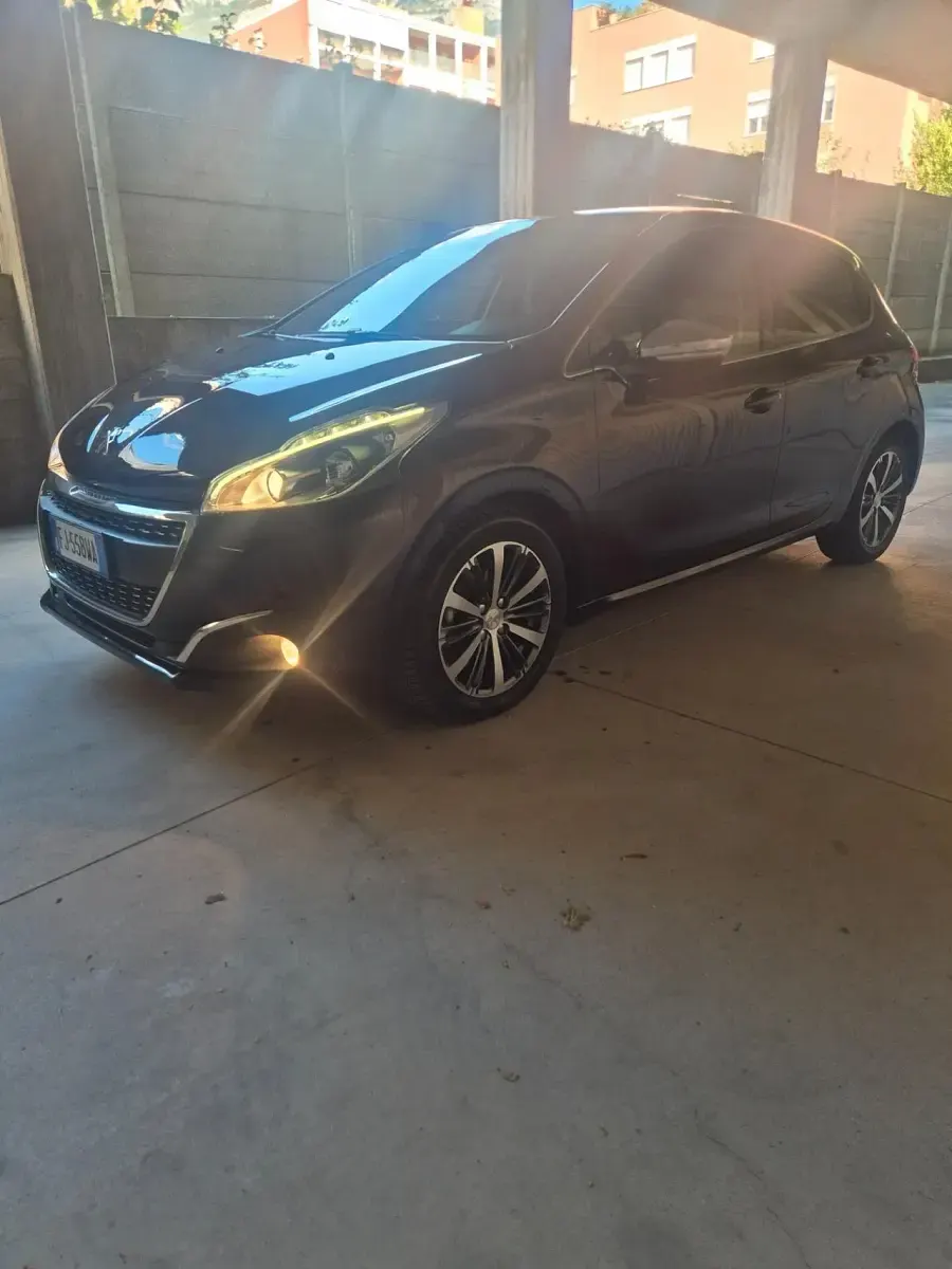 Usata Peugeot 208 Allure 82 CV (60 kW) 2017 Bluazzurro Utilitaria