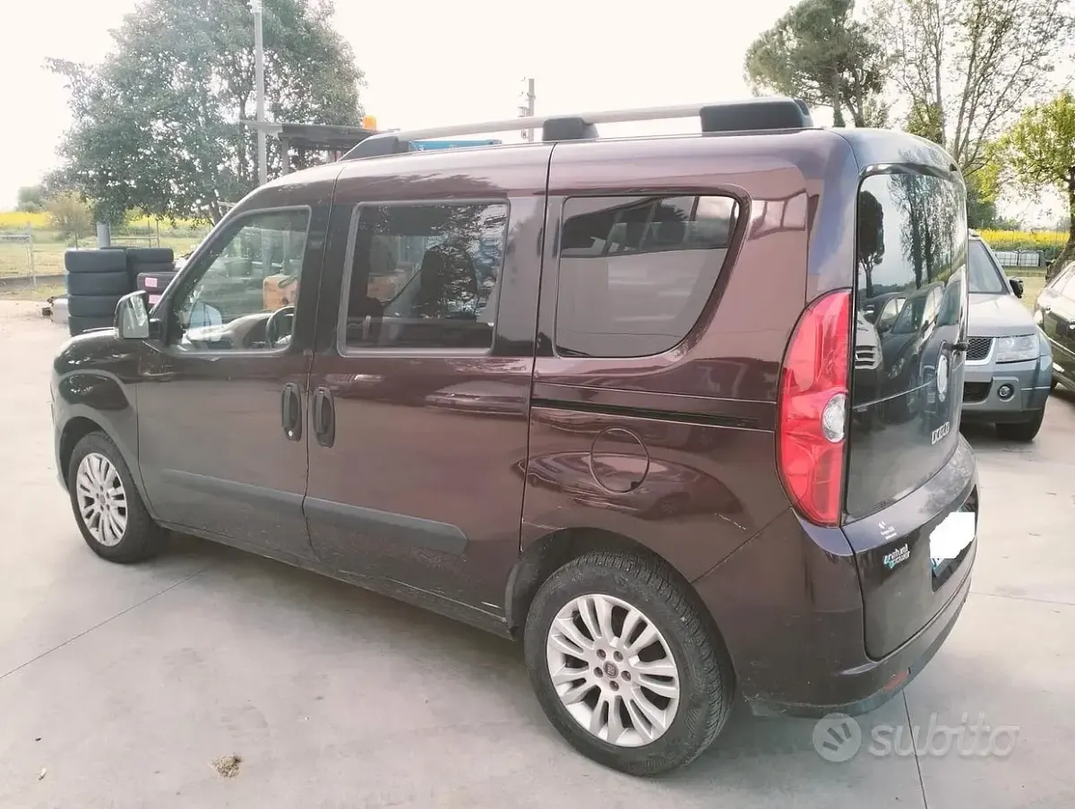 Usata Fiat Doblò 120 CV (88 kW) 2011 Rosso Monovolume
