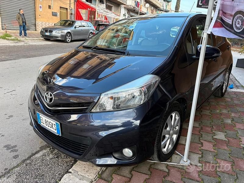 Usata Toyota Yaris Lounge 99 CV (72 kW) 2012 Grigio Utilitaria