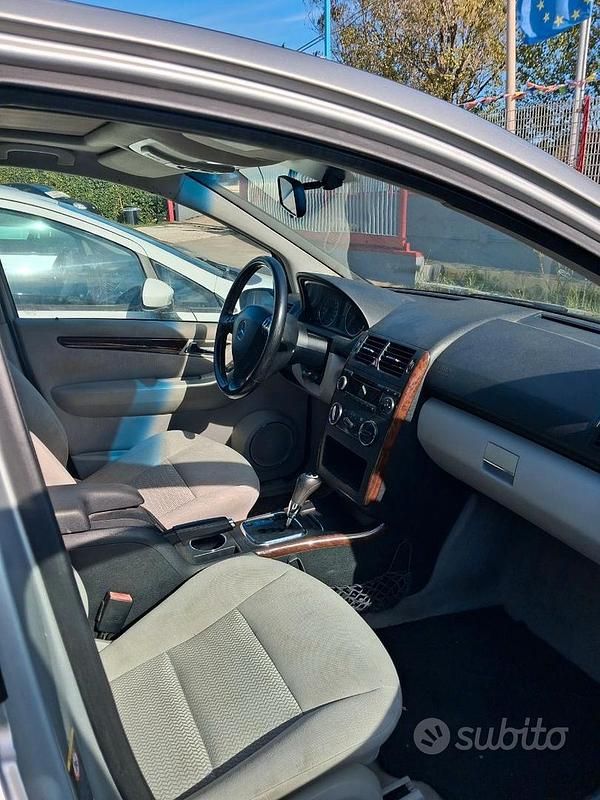 Grigio Usata 2005 Mercedes A180 Tre volumi | 1700 € (Buon prezzo) - Immagine 1/4