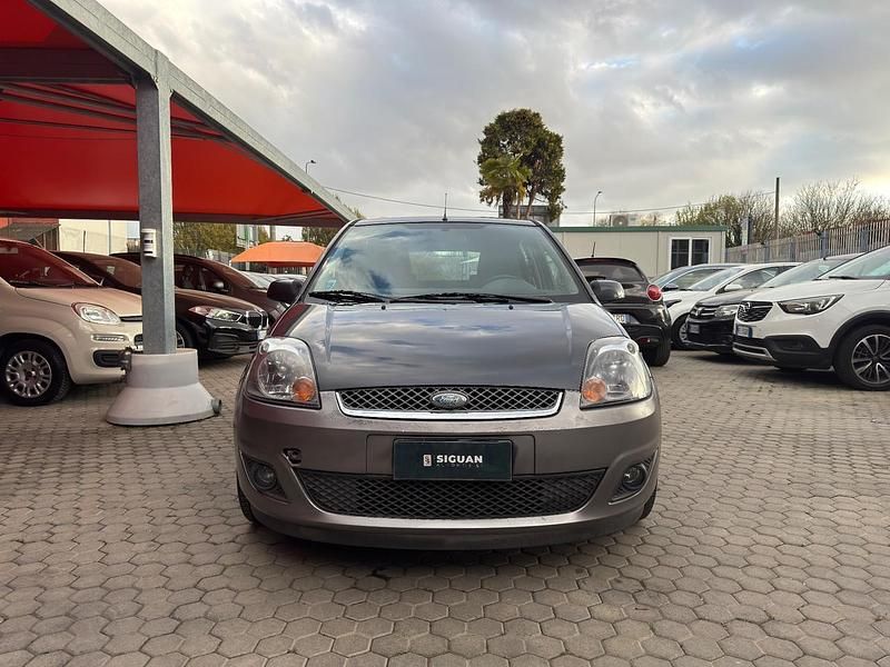 Usata Ford Fiesta Ghia 75 CV (55 kW) 2007 Grigio Utilitaria