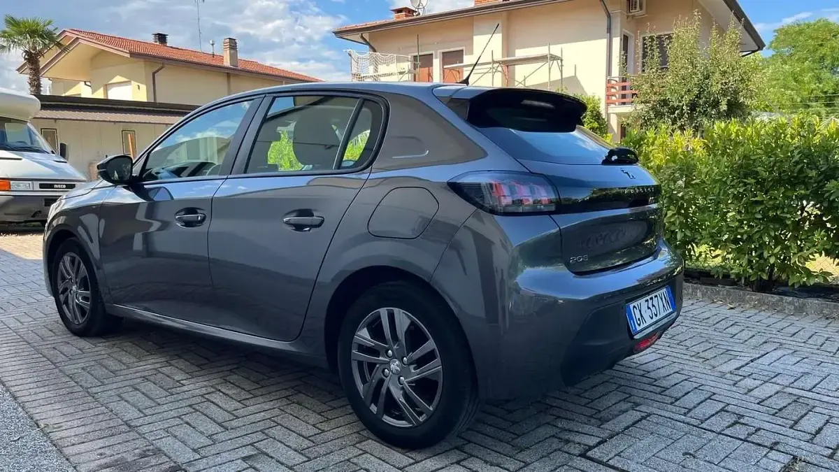 Usata Peugeot 208 Active 102 CV (75 kW) 2022 Grigio Utilitaria