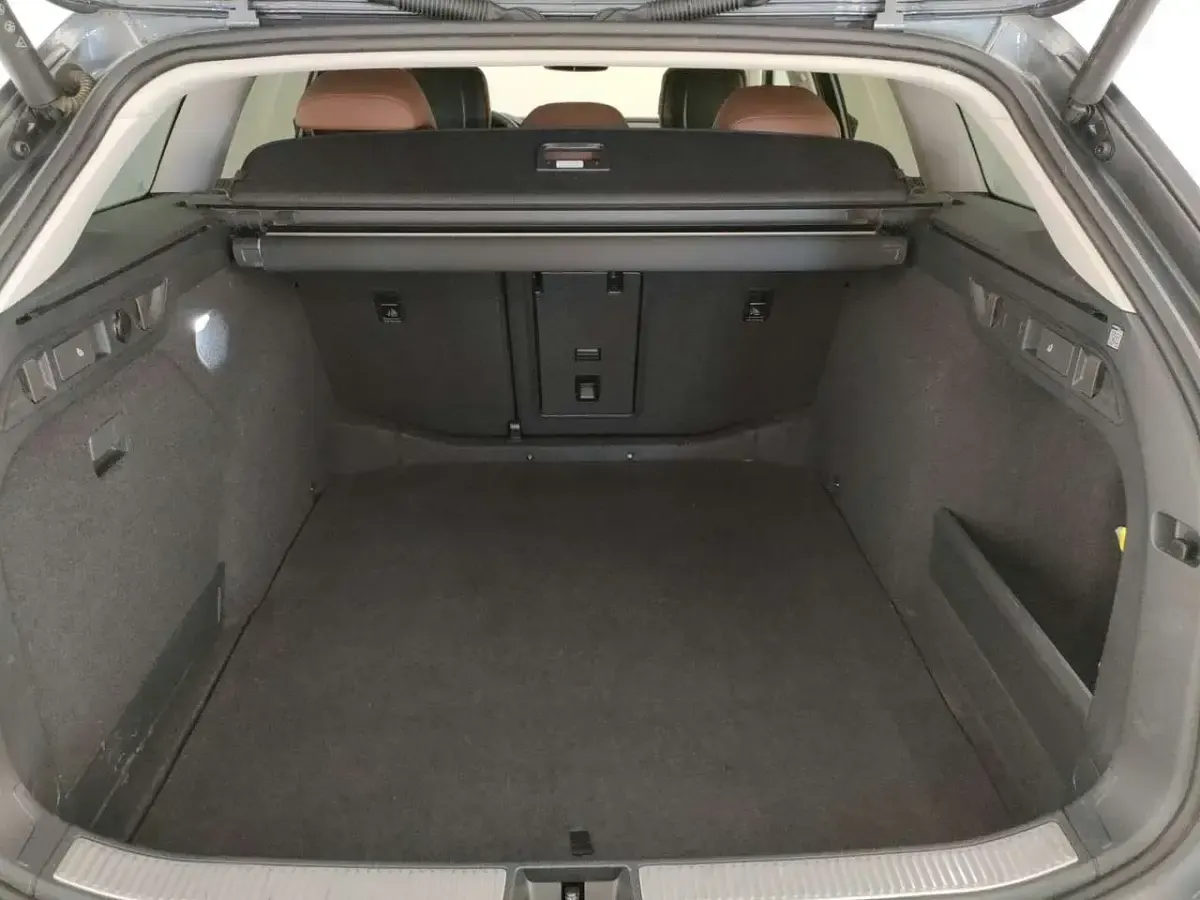 Usata Skoda Superb LAURIN & KLEMENT 150 CV (110 kW) 2024 Grigio metall. Station wagon