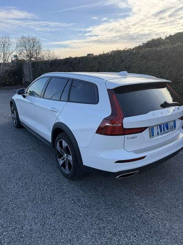 Usata Volvo V60 CC Business Edition 197 CV (144 kW) 2021 Bianco Station wagon