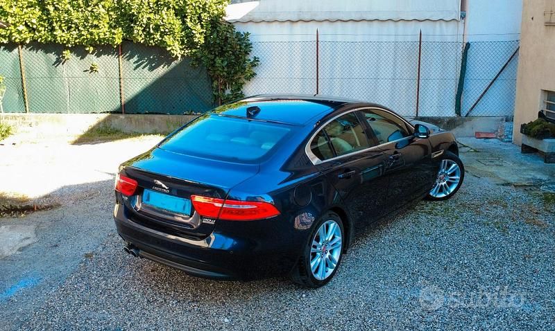 Usata Jaguar XE Prestige 180 CV (132 kW) 2017 Blu Berlina
