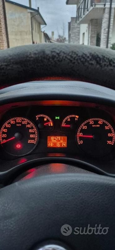 Usata Fiat Punto Dynamic 69 CV (50 kW) 2005 Grigio Utilitaria