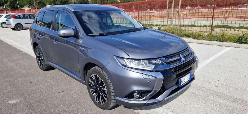 Usata Mitsubishi Outlander P-HEV Instyle 121 CV (88 kW) 2017 Grigio SUV