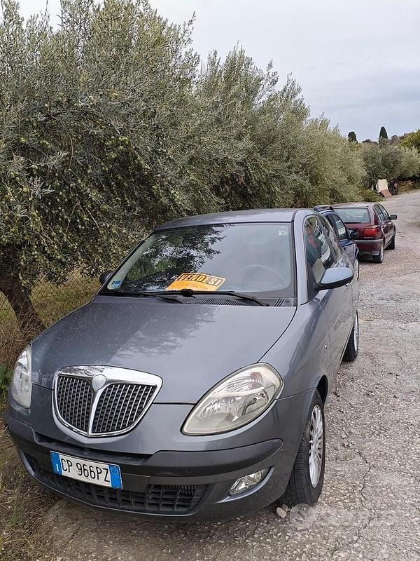Usata Lancia Ypsilon 70 CV (51 kW) 2004 Grigio Utilitaria