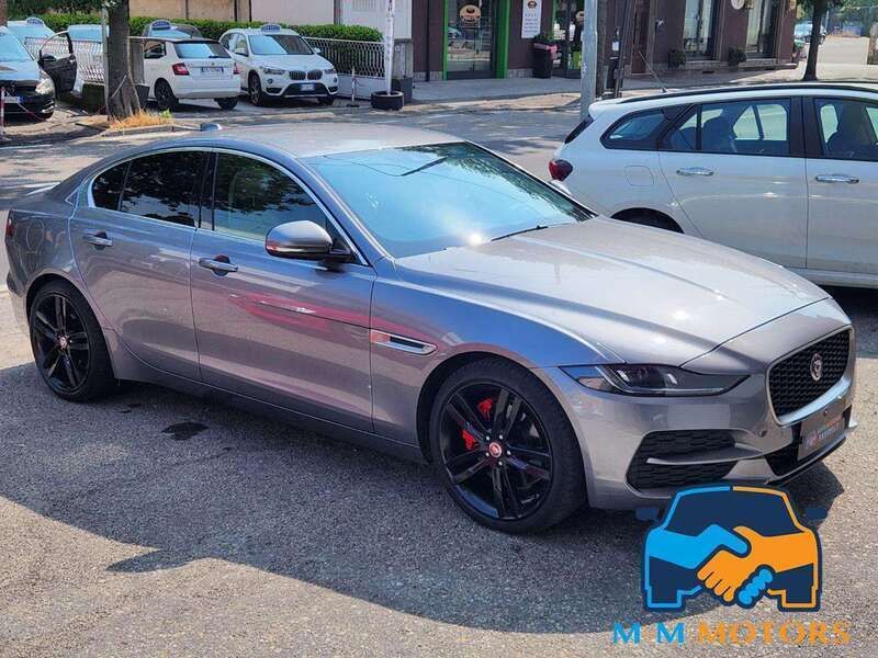Grigio Usata 2020 Jaguar XE R-Dynamic Tre volumi | 17.000 € (Buon prezzo) - Immagine 1/4