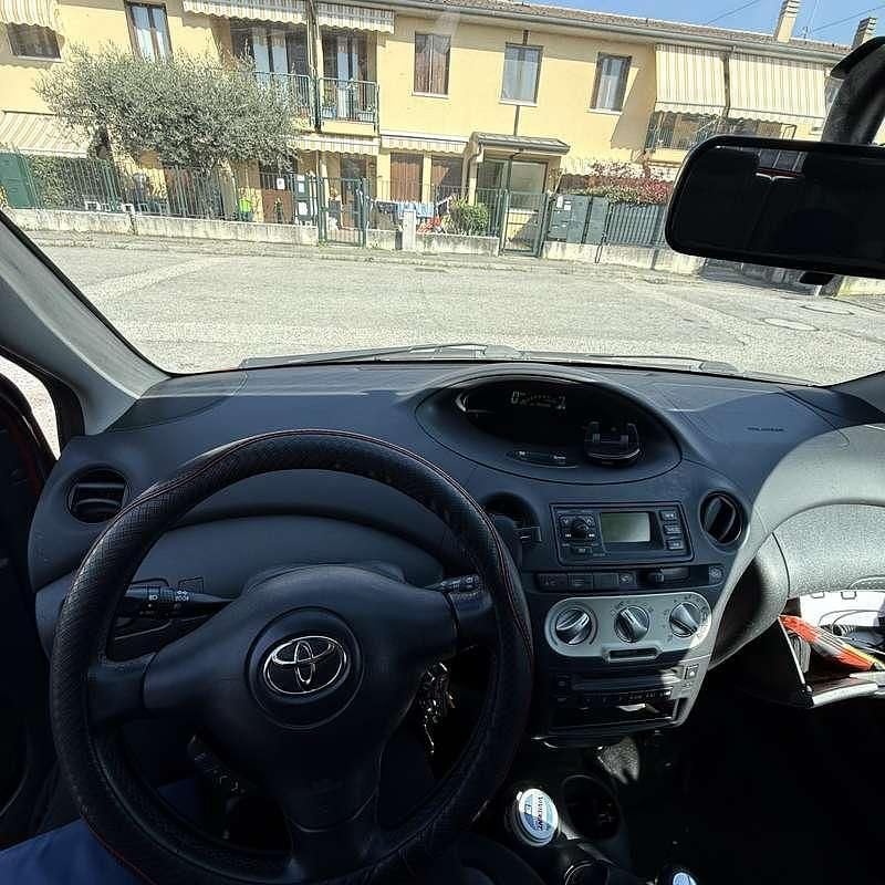 Usata Toyota Yaris Luna 86 CV (63 kW) 2005 Rosso Berlina