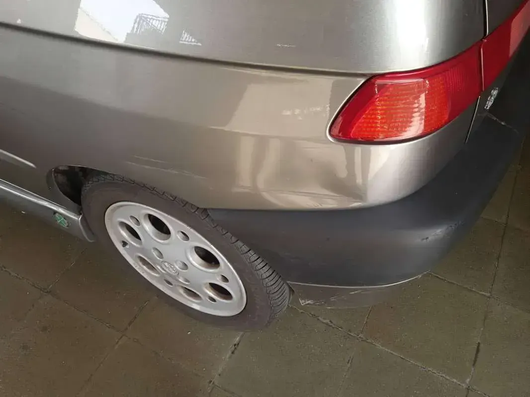 Usata Alfa Romeo 145 Quadrifoglio 150 CV (110 kW) 1995 Grigio Utilitaria