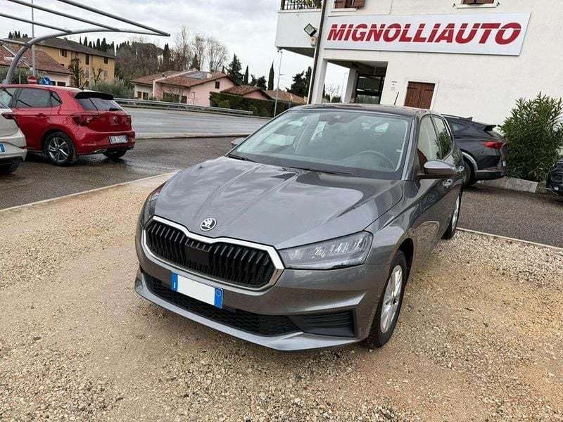 Grigio Usata 2023 Skoda Fabia Ambition Tre volumi | 14.500 € (Buon prezzo) - Immagine 1/4