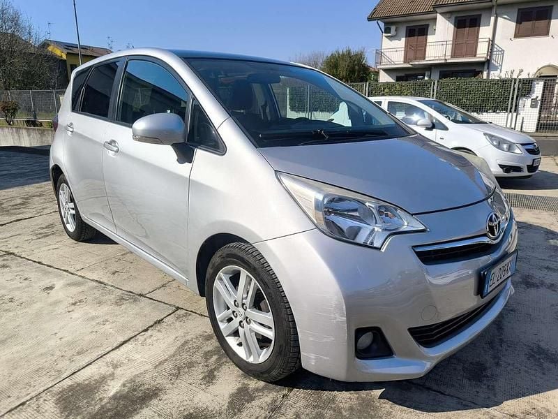 Usata Toyota Verso-S Active 99 CV (72 kW) 2012 Argento Monovolume