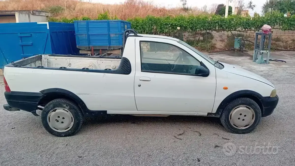 Usata Fiat Strada 69 CV (50 kW) 2001 Bianco Pick-up