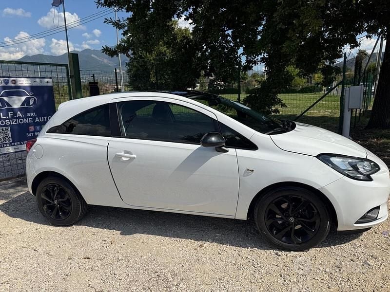Usado Opel Corsa 90 HP (66 kW) 2016 Preto Coupé